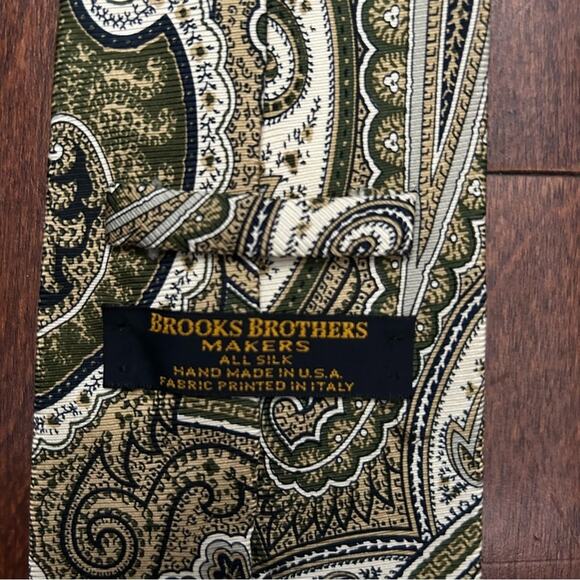 Brooks Brothers Green and Cream Paisley Tie - Picture 9 of 11